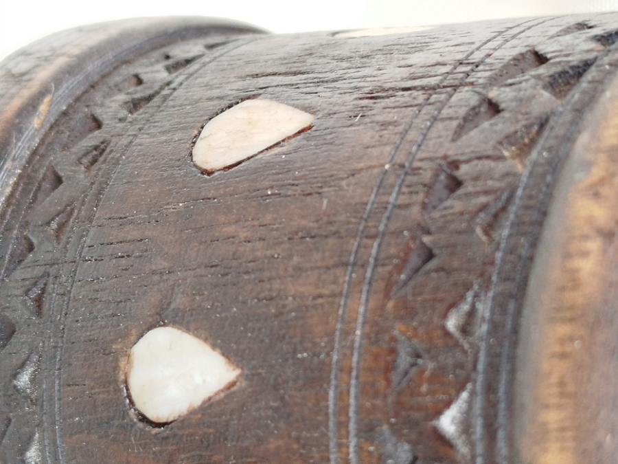 OSMANLI TEKKE İSİ KUCAK KAHVE DEGİRMENİ AHŞAP UZERİ NAKISLI AHSAP KASA GOVDE İCDE SICAK DOGME MEKANİK CARKLI DEGİRMEN