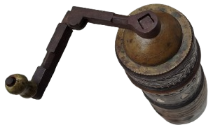 OSMANLI TEKKE İSİ KUCAK KAHVE DEGİRMENİ AHŞAP UZERİ NAKISLI AHSAP KASA GOVDE İCDE SICAK DOGME MEKANİK CARKLI DEGİRMEN