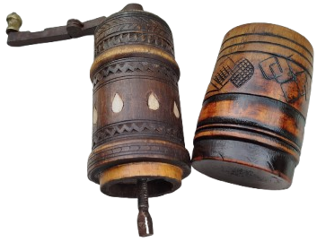 OSMANLI TEKKE İSİ KUCAK KAHVE DEGİRMENİ AHŞAP UZERİ NAKISLI AHSAP KASA GOVDE İCDE SICAK DOGME MEKANİK CARKLI DEGİRMEN