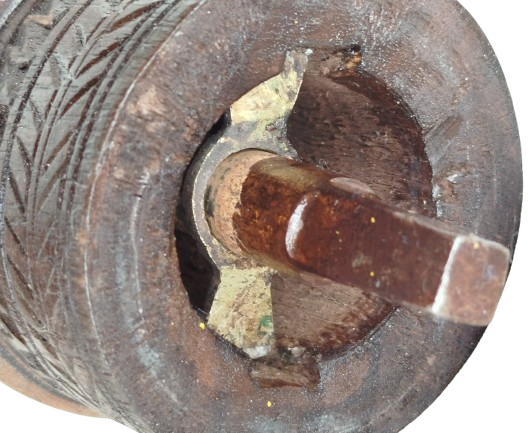 OSMANLI TEKKE İSİ KUCAK KAHVE DEGİRMENİ AHŞAP UZERİ NAKISLI AHSAP KASA GOVDE İCDE SICAK DOGME MEKANİK CARKLI DEGİRMEN