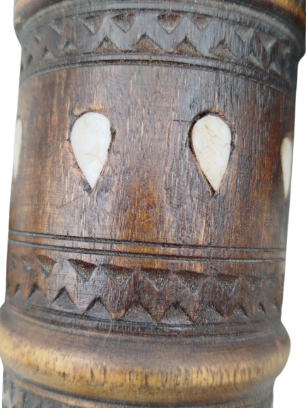 OSMANLI TEKKE İSİ KUCAK KAHVE DEGİRMENİ AHŞAP UZERİ NAKISLI AHSAP KASA GOVDE İCDE SICAK DOGME MEKANİK CARKLI DEGİRMEN