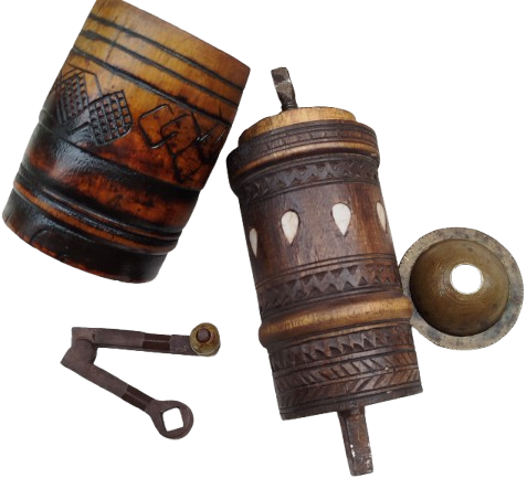 OSMANLI TEKKE İSİ KUCAK KAHVE DEGİRMENİ AHŞAP UZERİ NAKISLI AHSAP KASA GOVDE İCDE SICAK DOGME MEKANİK CARKLI DEGİRMEN