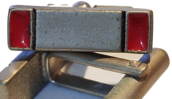 DEGERLİ MADENDEN GUMUS KAPLAMA DİKDORTGEN  FORMDA İKİ KENAR KISIMLARINDA SICAK KIRMIZI MİNE RENK KOLDUGMESİ