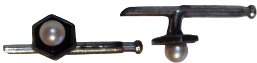  AYAR DAMGALI GUMUS YUVARLAK TOP FORMDA ACMIS CİCEK İCERSİNE  BEYAZ İNCİ MIHLANMIS KOL DUGMESİ