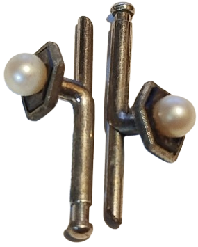  AYAR DAMGALI GUMUS YUVARLAK TOP FORMDA ACMIS CİCEK İCERSİNE  BEYAZ İNCİ MIHLANMIS KOL DUGMESİ