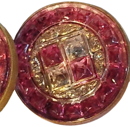 DEGERLİ MADEN UZERİNE BEYAZ VE KIRMIZI ELMASLARLA DOSELİ YUVARLAK FORMDA KOL DUGMESİ