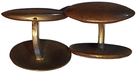 DEGERLİ MADEN UZERİNE DEGİSİK TONLARDE SEDEF MIHLANMIS OVAL FORMDA ON KISMI BOMBELİ KOL DUGMESİ