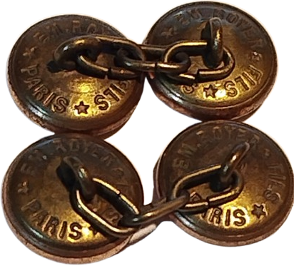 DEGERLİ MADEN UZERİNE SB İC İCE GECEN HARFLER İNSİYALLİ YUVARLAK FORMDA ON KISMI HAFİF BOMBELİ KOL DUGMESİ