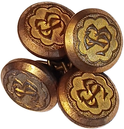 DEGERLİ MADEN UZERİNE SB İC İCE GECEN HARFLER İNSİYALLİ YUVARLAK FORMDA ON KISMI HAFİF BOMBELİ KOL DUGMESİ