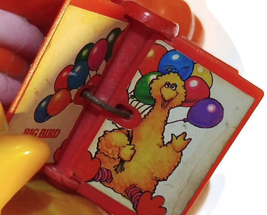 1970 SESAME STREET SUSAM SOKAGI MİNİK KUS KITAP OKUYOR SALDALYESİNDE MİKA OYUNCAK 