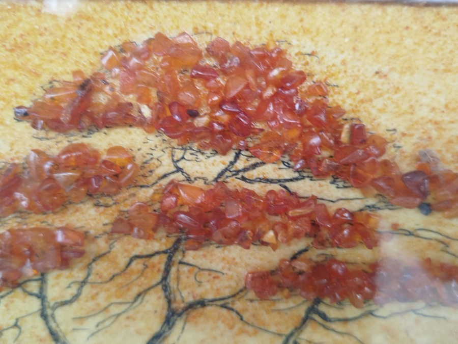 DERİNLİKLİ CAMLI PARPARTULU CERCEVESİNDE AMBER KEHRİBAR KUM TANELERİNDEN YAPILMIS GONUL AGACI