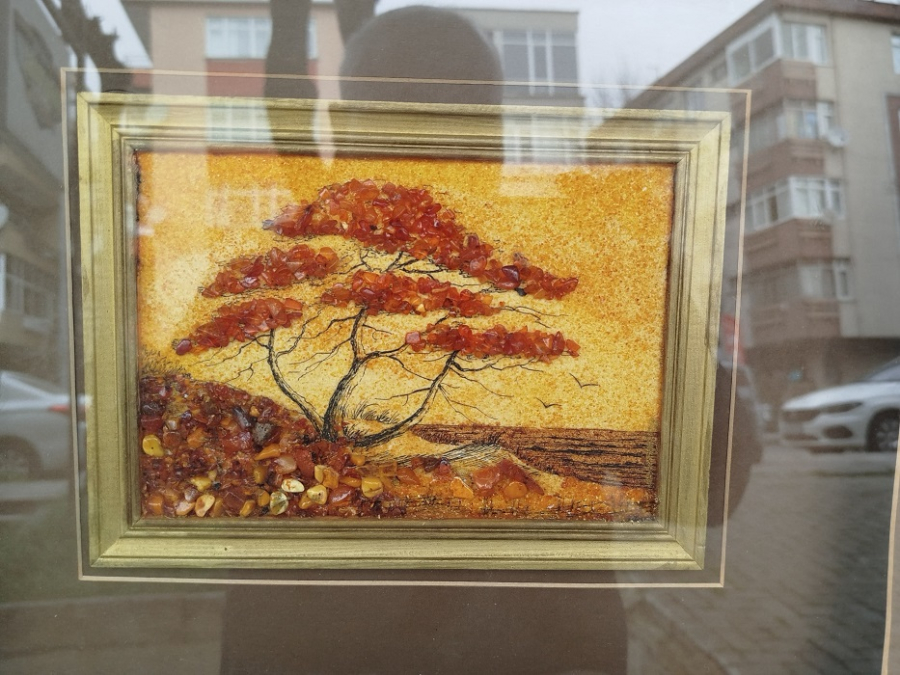 DERİNLİKLİ CAMLI PARPARTULU CERCEVESİNDE AMBER KEHRİBAR KUM TANELERİNDEN YAPILMIS GONUL AGACI