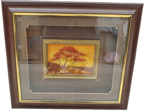 DERİNLİKLİ CAMLI PARPARTULU CERCEVESİNDE AMBER KEHRİBAR KUM TANELERİNDEN YAPILMIS GONUL AGACI