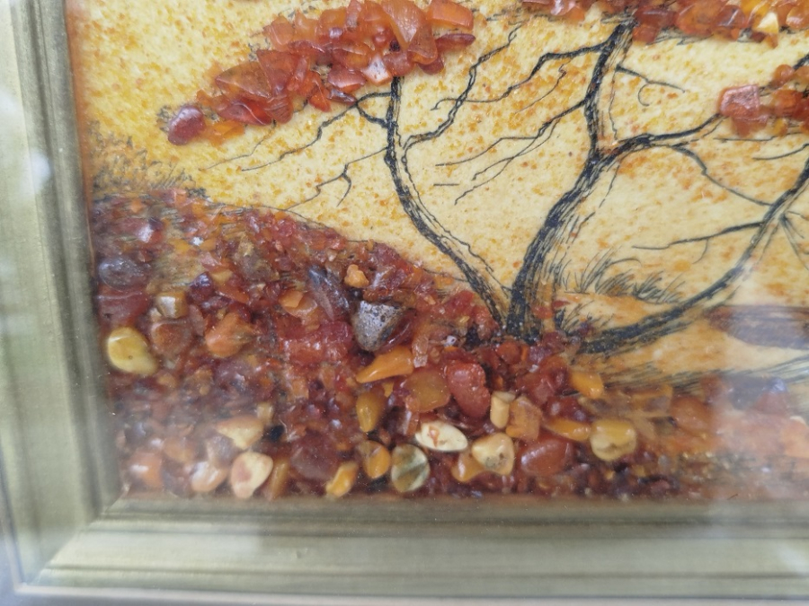 DERİNLİKLİ CAMLI PARPARTULU CERCEVESİNDE AMBER KEHRİBAR KUM TANELERİNDEN YAPILMIS GONUL AGACI