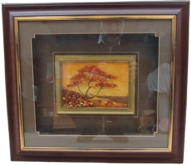 DERİNLİKLİ CAMLI PARPARTULU CERCEVESİNDE AMBER KEHRİBAR KUM TANELERİNDEN YAPILMIS GONUL AGACI