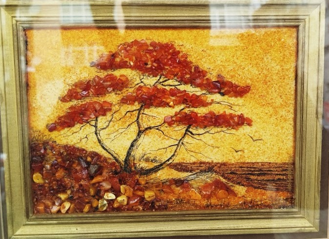 DERİNLİKLİ CAMLI PARPARTULU CERCEVESİNDE AMBER KEHRİBAR KUM TANELERİNDEN YAPILMIS GONUL AGACI
