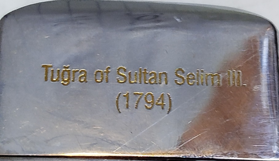 RONSON MARKA METAL ÜZERİ SULTAN SELİM TUGRA İŞLEMELİ BENZİNLİ TAŞLI MEKANİK KAPAKLI ÇAKMAK