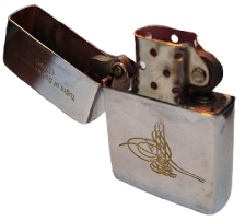 RONSON MARKA METAL ÜZERİ SULTAN SELİM TUGRA İŞLEMELİ BENZİNLİ TAŞLI MEKANİK KAPAKLI ÇAKMAK