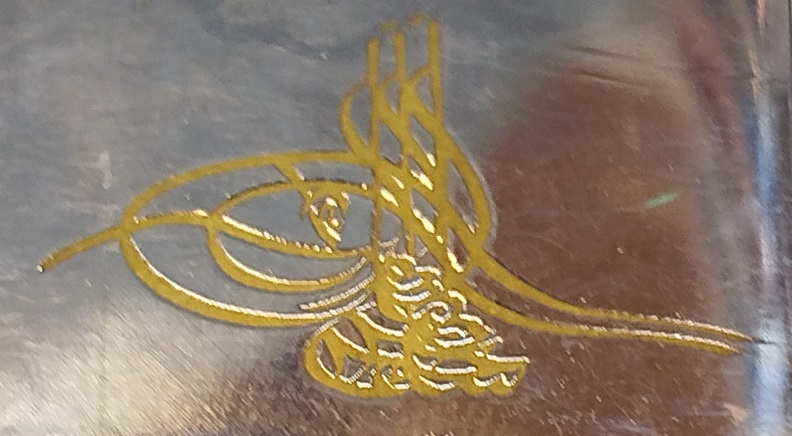 RONSON MARKA METAL ÜZERİ SULTAN SELİM TUGRA İŞLEMELİ BENZİNLİ TAŞLI MEKANİK KAPAKLI ÇAKMAK