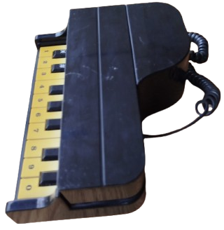 PİYANO FONMUNDA TASARLANMIS TELEFON TUSLARINA BASILARAK ARAMA YAPMAKTADIR