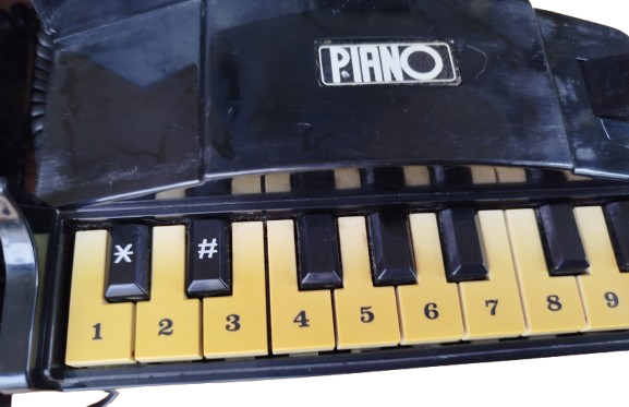 PİYANO FONMUNDA TASARLANMIS TELEFON TUSLARINA BASILARAK ARAMA YAPMAKTADIR