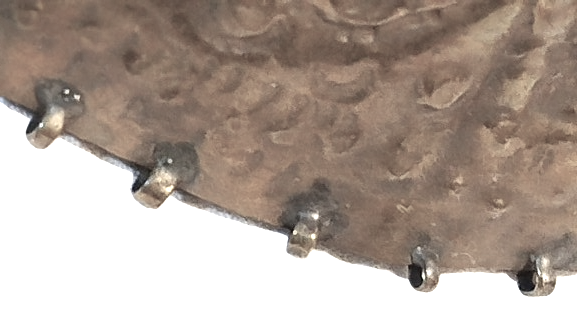 OSMANLI EL İSCİLİKLİ TEPELİK TAKILI OLAN PENEZLERİ UZERİNDEN ALINMIŞ TAKMA YERLERİ ÜZERİNDE DURMAKTA