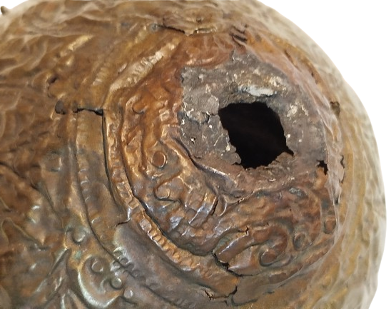 OSMANLI EL İSCİLİKLİ TEPELİK TAKILI OLAN PENEZLERİ UZERİNDEN ALINMIŞ TAKMA YERLERİ ÜZERİNDE DURMAKTA