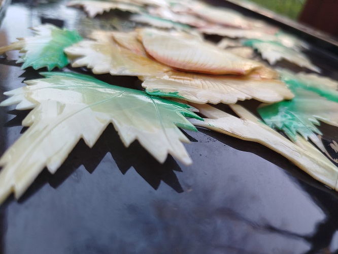 1970 JAPON EL SANATI SEDEF CİCEKLER LAKE BORDO SIYAH AHSAP PANO UZERİNDE