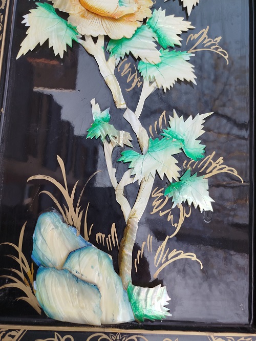 1970 JAPON EL SANATI SEDEF CİCEKLER LAKE BORDO SIYAH AHSAP PANO UZERİNDE