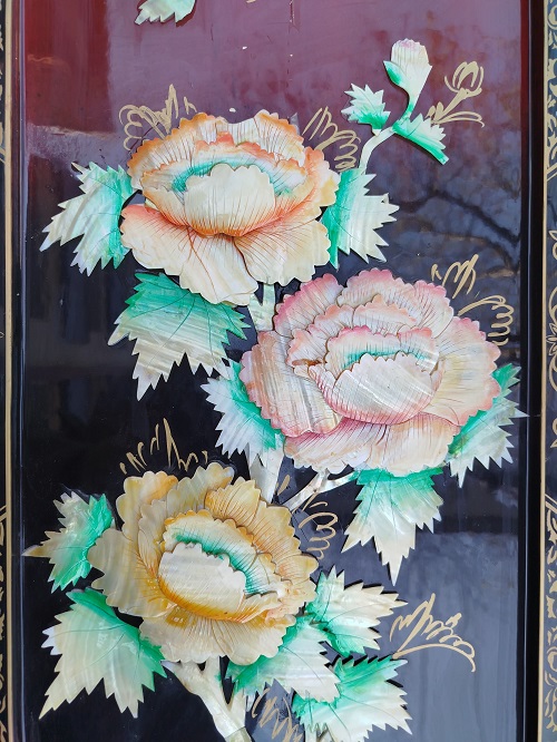 1970 JAPON EL SANATI SEDEF CİCEKLER LAKE BORDO SIYAH AHSAP PANO UZERİNDE