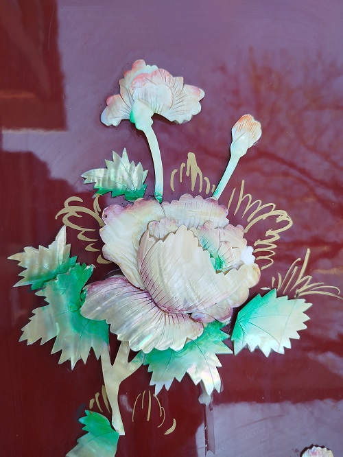 1970 JAPON EL SANATI SEDEF CİCEKLER LAKE BORDO SIYAH AHSAP PANO UZERİNDE