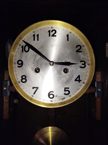 1950 SARKACLI GONK CALAR ANAHTAR KURMALI MEKANİK MASİF AHSAP KASA DUVAR SAATİ