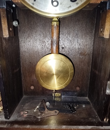 1950 SARKACLI GONK CALAR ANAHTAR KURMALI MEKANİK MASİF AHSAP KASA DUVAR SAATİ