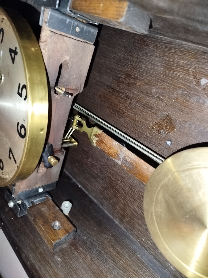 1950 SARKACLI GONK CALAR ANAHTAR KURMALI MEKANİK MASİF AHSAP KASA DUVAR SAATİ