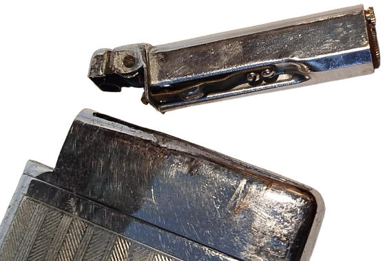 1950 TABAKA VE CAKMAK TABAKADAN SIGARA ALIP TABAKAYI KAPATIGINIZDA CAKMAK OTOMATİK YANMAKTADIR