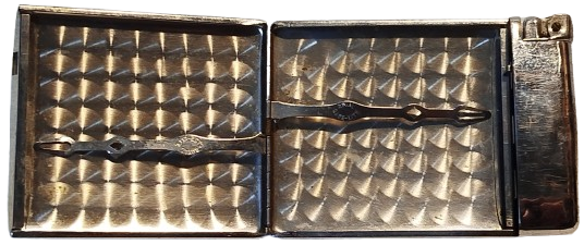 1950 TABAKA VE CAKMAK TABAKADAN SIGARA ALIP TABAKAYI KAPATIGINIZDA CAKMAK OTOMATİK YANMAKTADIR