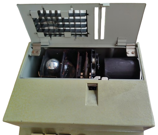 1960 PENTACON ASPECTOMAT 3000 OTOMATİK BALON LAMBALI METAL MERCEKLİ AYARLI SLAYT MAKİNESİ ALMAN 