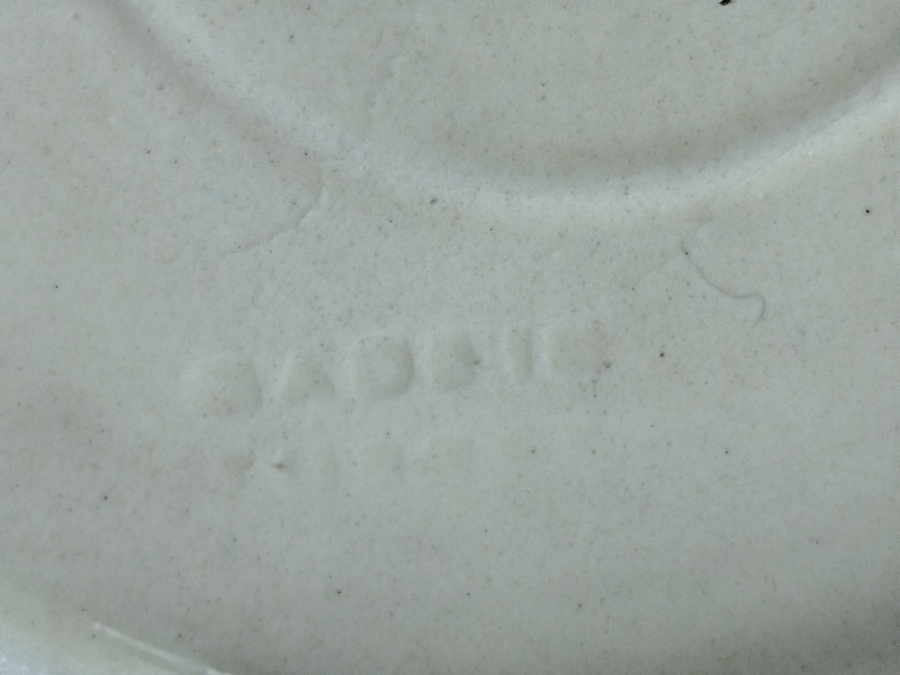 1950 İZNİK CİNİ TAMAMI EL CEKME YAZI VE OSMANMLI SAZ YAPRAGI  LALE VE KARANFİL SUSLEME BOYAMA  