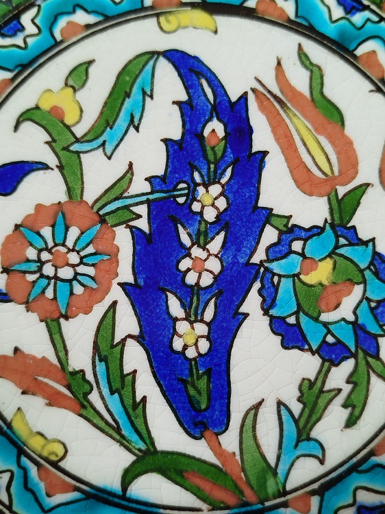 1950 İZNİK CİNİ TAMAMI EL CEKME YAZI VE OSMANMLI SAZ YAPRAGI  LALE VE KARANFİL SUSLEME BOYAMA  