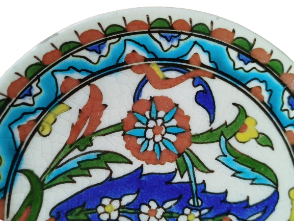 1950 İZNİK CİNİ TAMAMI EL CEKME YAZI VE OSMANMLI SAZ YAPRAGI  LALE VE KARANFİL SUSLEME BOYAMA  