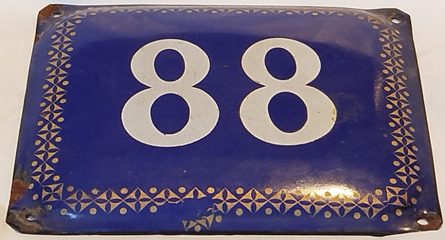 ANADOLU 88 NUMARA SOKAK KAPI NUMARASI LACİVERT EMAYE KENARLAR ALTIN YALDIZ DESENLİ BEYAZ YAZILI NUMARA