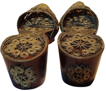 AHŞAP ÜZERİNE EL İŞİ GÜMÜŞ KAPLAMA TELKARİ İŞLEMELİ ÇİFT MİYATUR TAKUNYA 