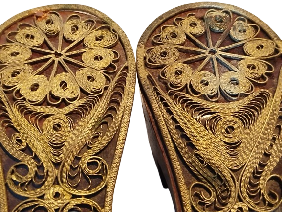 AHŞAP ÜZERİNE EL İŞİ GÜMÜŞ KAPLAMA TELKARİ İŞLEMELİ ÇİFT MİYATUR TAKUNYA 