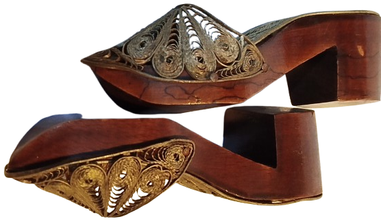 AHŞAP ÜZERİNE EL İŞİ GÜMÜŞ KAPLAMA TELKARİ İŞLEMELİ ÇİFT MINYATUR TAKUNYA