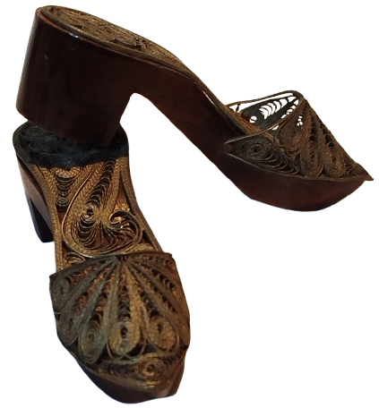 AHŞAP ÜZERİNE EL İŞİ GÜMÜŞ KAPLAMA TELKARİ İŞLEMELİ ÇİFT MINYATUR TAKUNYA