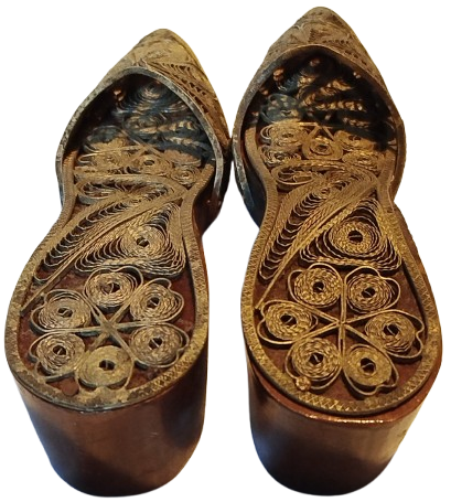 AHŞAP ÜZERİNE EL İŞİ GÜMÜŞ KAPLAMA TELKARİ İŞLEMELİ ÇİFT MINYATUR TAKUNYA