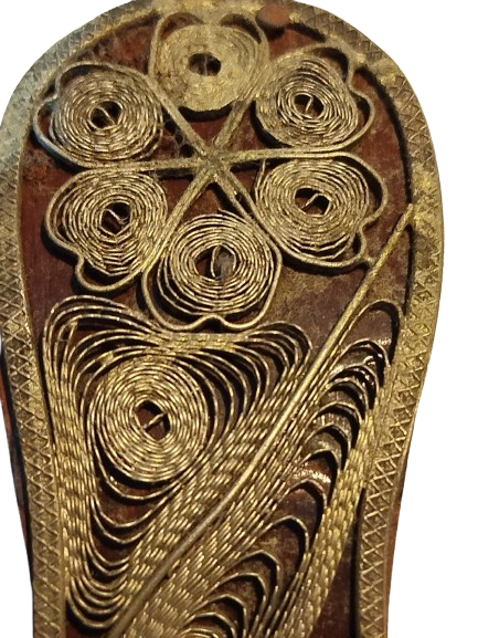 AHŞAP ÜZERİNE EL İŞİ GÜMÜŞ KAPLAMA TELKARİ İŞLEMELİ ÇİFT MINYATUR TAKUNYA