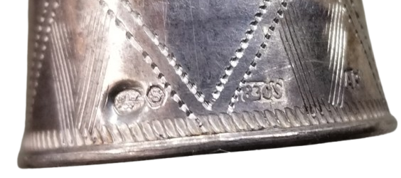 ÜZERİ KALEM İŞÇİLİKLİ VE DAMGALI ANTİKA TERZİ YÜKSÜĞÜ