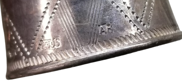 ÜZERİ KALEM İŞÇİLİKLİ VE DAMGALI ANTİKA TERZİ YÜKSÜĞÜ