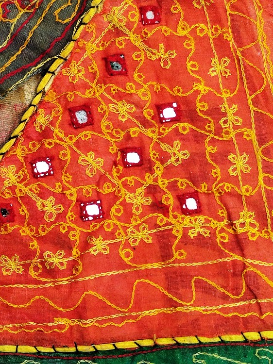 SUZANİ EL DİKİM PARCALI COKLU KUMASDAN AYNALI BEZ ORTU KARE FORMDA 